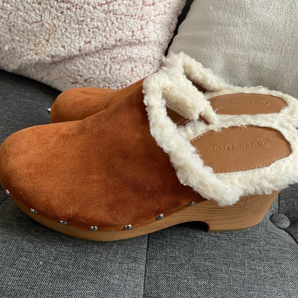 Cozy Shearling-Lined Tan Clogs - image 1